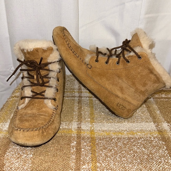 Authentic UGG chickadee brown suede, good condition - Picture 1 of 3